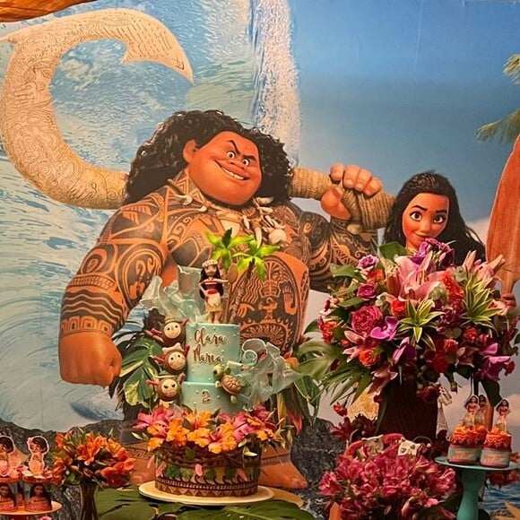 A decoração do aniversário da filha de Tatá Werneck contou com muitas flores