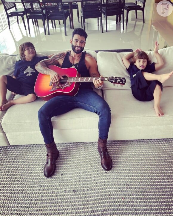 Gusttavo Lima toca violão com os filhos