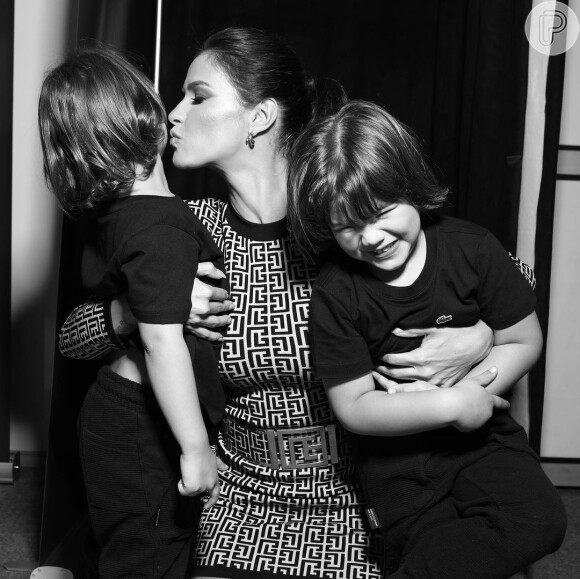 Andressa Suita beija os filhos nos bastidores de show de Gusttavo Lima