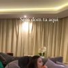 Bruna Biaincardi canta karaokê na casa de Neymar na França