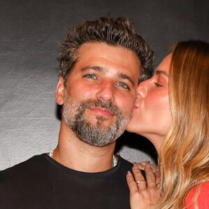 Bruno Gagliasso ganhou beijo de Giovanna Ewbank em première