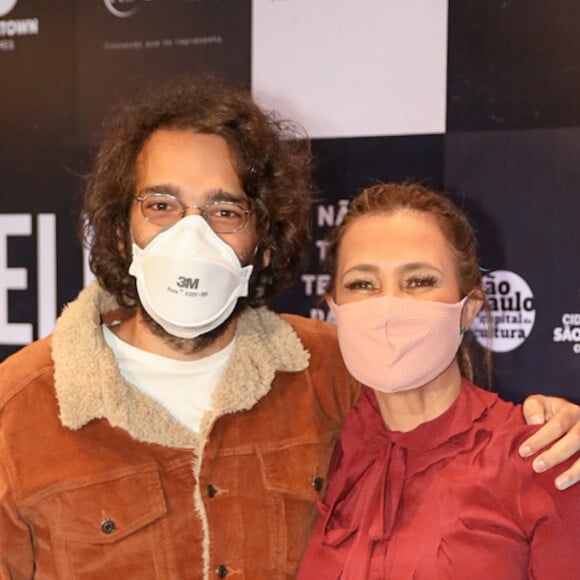 Humberto Carrão e Adriana Esteves estiveram em première de 'Marighella'