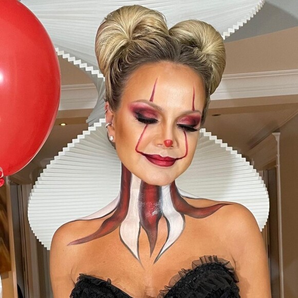 Eliana caprichou na escolha da fantasia para uma festa de Halloween