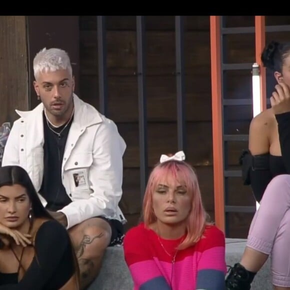 Durante jogo da discórdia de 'A Fazenda 13', Valentina e Gui Araújo trocaram farpas após a modelo se estressar com seus comentários sobre Marina e Solange