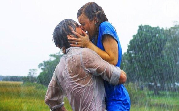 Chuva intensifica a dramaticidade em cena de beijo em 'Diário de uma Paixão'