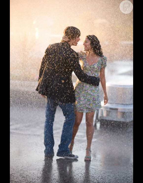 Troy (Zac Efron) e Gabriella (Vanessa Hudgens) cantam na chuva em 'High School Musical: Ano da Formatura'