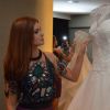 Marina Ruy Barbosa se encanta com vestido de noiva: 'Quero casar com ele'