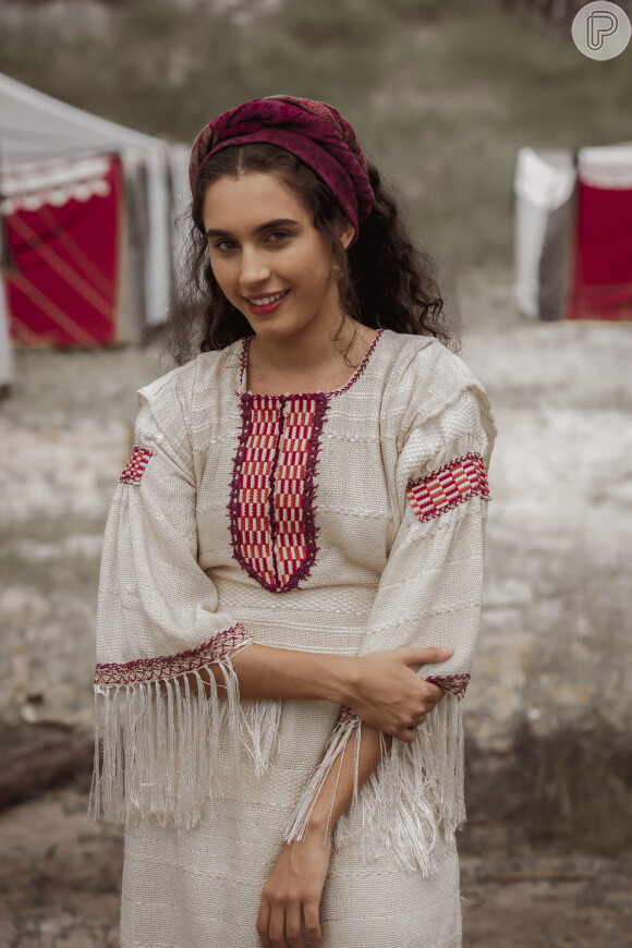 Na novela 'Gênesis', Tamar (Juliana Xavier) é recebida por Diná (Giovanna Coimbra) no acampamento de Jacó (Petronio Gontijo)