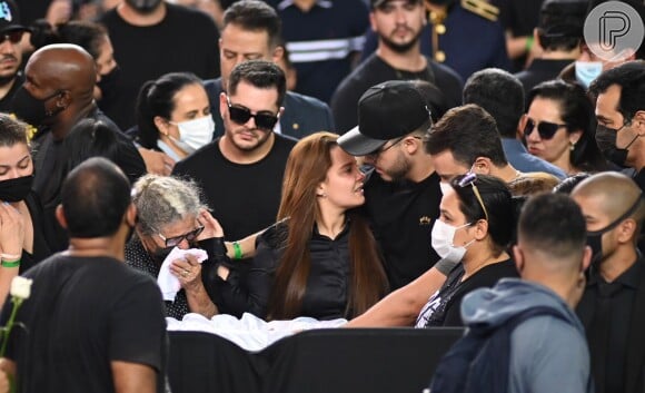 Maiara e Maraisa e parentes de Marília Mendonça choram no velório da cantora, em 6 de novembro de 2021