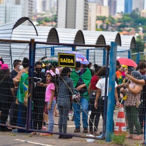 Fãs fazem fila quilométrica no adeus a Marília Mendonça