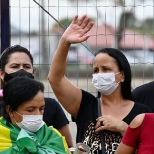 Fãs de Marília Mendonça se emocionam na chegada do corpo da cantora ao velório