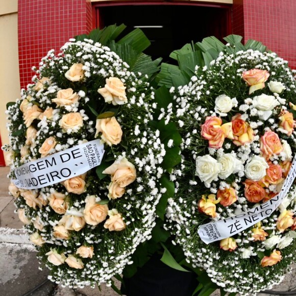 Marília Mendonça recebeu coroas de flores de amigos