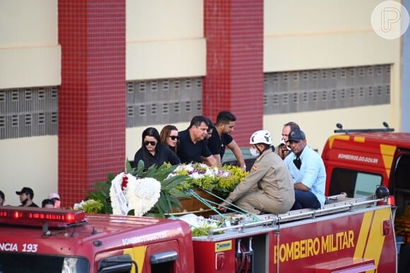 Caixão de Marília Mendonça foi levado em cortejo até cemitério em carro do corpo de bombeiros e acompanhado por Maiara, Maraisa, Henrique e Juliano