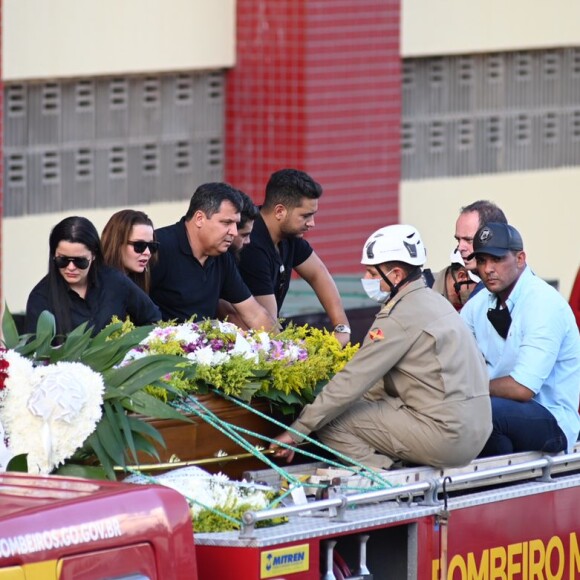 Caixão de Marília Mendonça foi levado em cortejo até cemitério em carro do corpo de bombeiros e acompanhado por Maiara, Maraisa, Henrique e Juliano