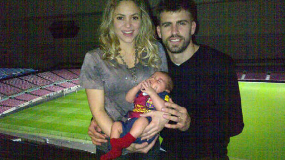 Shakira leva o filho, Milan, para assistir ao jogo do pai, Piqué