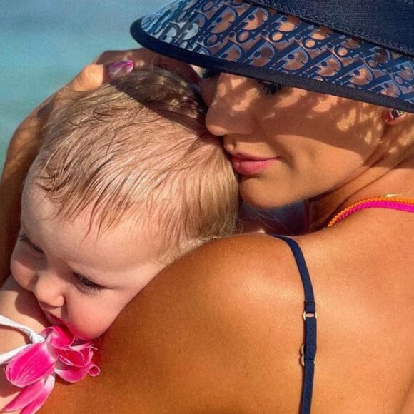 Ana Paula Siebert rebateu críticas após dizer que a filha, Vicky, dorme todo dia com a babá