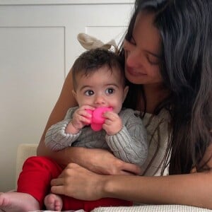 Bebê de Fábio Assunção, Alana, aparece abraçada à mãe em registro compartilhado pelo ator
