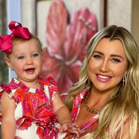 Ana Paula Siebert compartilha momentos ao lado da filha, Vicky, nas redes sociais