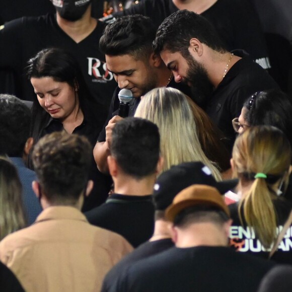 Henrique e Juliano cantaram no velório de Marília Mendonça