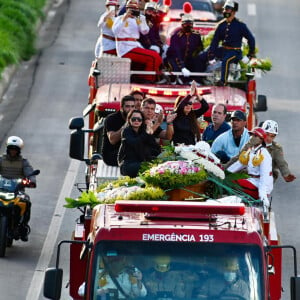 Corpo de Marília Mendonça seguiu em cortejo em caminhões do Corpo de Bombeiros pela GO-020 até o Cemitério Parque Memorial, onde foi enterrada