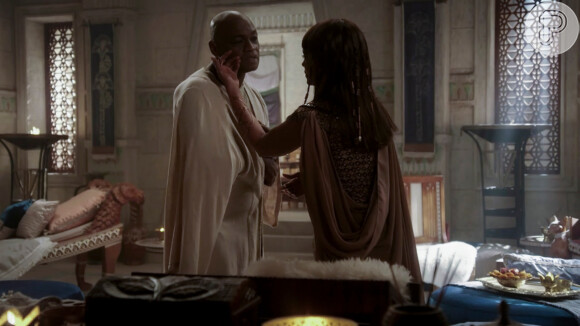 Reta final de 'Gênesis': Potifar (Vale Perré) e Amanisha (Isabel Fillardis) discutem, mas o general a beija logo na sequência