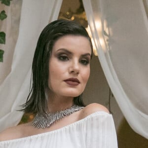 Camila Queiroz teria iniciado as gravações de 'Casamento às Cegas', na Netflix, sem comunicar a Globo