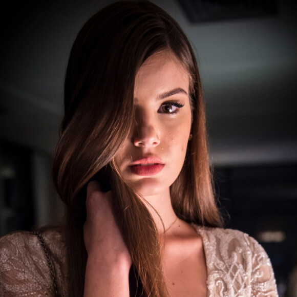 Vestido de plumas de Angel (Camila Queiroz) em 'Verdades Secretas' foi figurino marcante da personagem