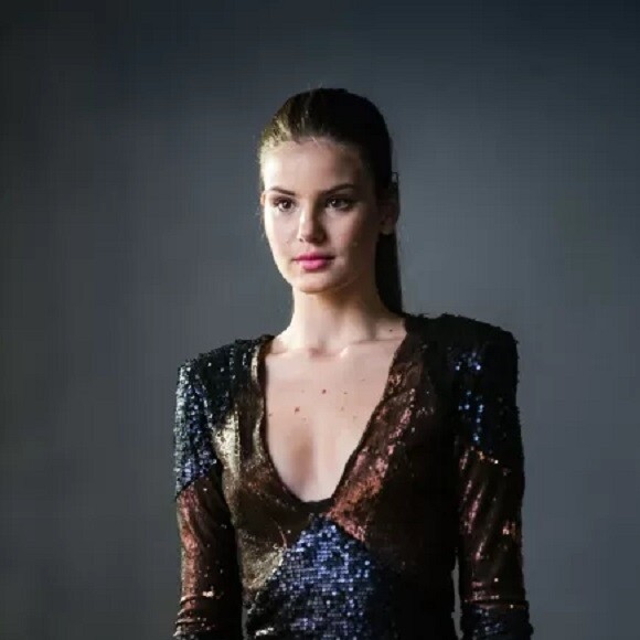 O vestido de paetês de Angel (Camila Queiroz) foi sucesso no CAT da Globo: a roupa é da grife Mares Brasil
