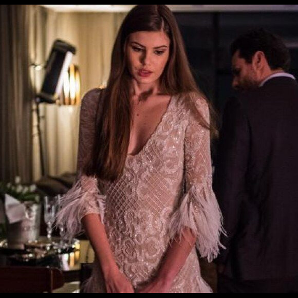 Camila Queiroz usou vestido de plumas do estilista Marcelo Quadros