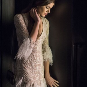 Angel (Camila Queiroz) usou o vestido de plumas icônico em momento decisivo na novela: no primeiro encontro com Alex (Rodrigo Lombardi)
