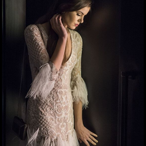 Angel (Camila Queiroz) usou o vestido de plumas icônico em momento decisivo na novela: no primeiro encontro com Alex (Rodrigo Lombardi)