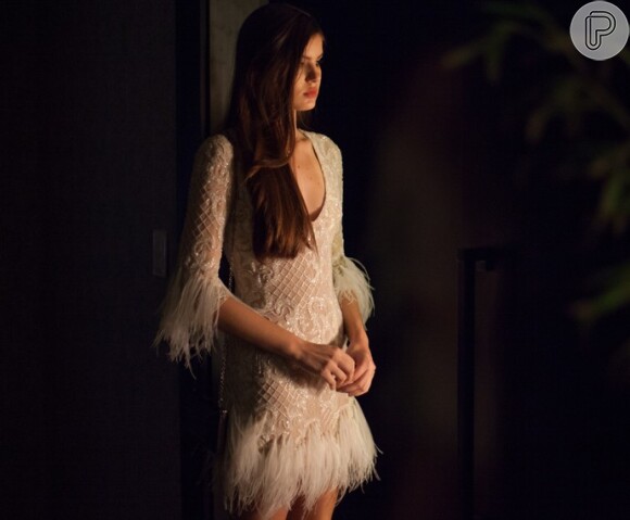 Vestido de plumas de Angel (Camila Queiroz) é do estilista Marcelo Quadros