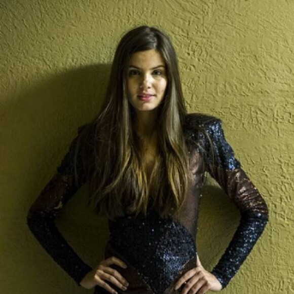 Vestido de festa de Angel (Camila Queiroz) é da marca Mares Brasil