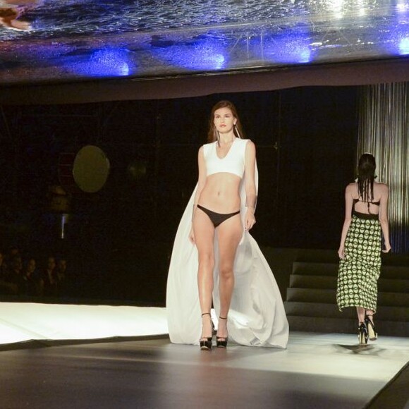 Camila Queiroz usou biquíni preto e branco no primeiro desfile de biquíni de Angel em 'Verdades Secretas'