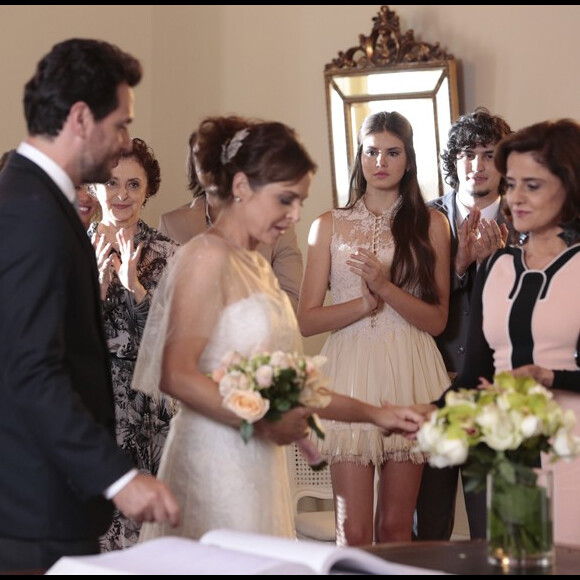 O look de Angel (Camila Queiroz) no casamento de Alex (Rodrigo Lombardi) e Carolina (Drica Moraes) era branco com renda