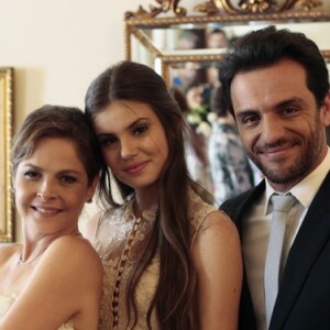 Vestido de Angel (Camila Queiroz) no casamento da mãe, Carolina (Drica Moraes), com Alex (Rodrigo Lombardi) era branco como o da noiva