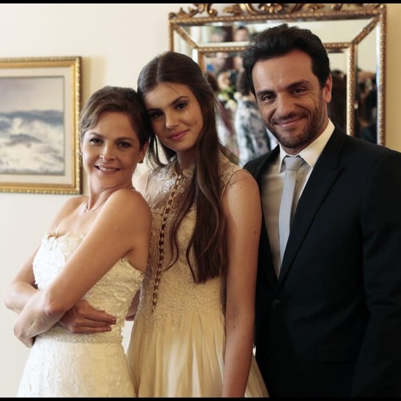 Vestido de Angel (Camila Queiroz) no casamento da mãe, Carolina (Drica Moraes), com Alex (Rodrigo Lombardi) era branco como o da noiva
