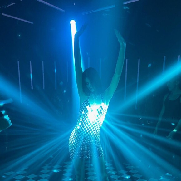 Camila Queiroz usa vestido todo prateado em cena de 'Verdades Secretas 2': na segunda fase, trama ficou com figurino mais sexy