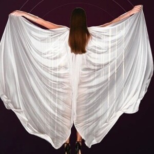 Look de Camila Queiroz tinha capa marcante