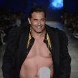 Quatro meses após receber alta, Luciano Szafir desfilou com bolsa de estomia no SPFW