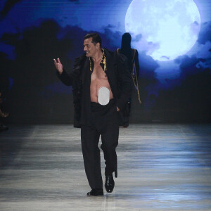 Luciano Szafir disse que o desfile com a bolsa de estomia teve o objetivo de 'conscientizar as pessoas sobre a importância do uso' do aparelho