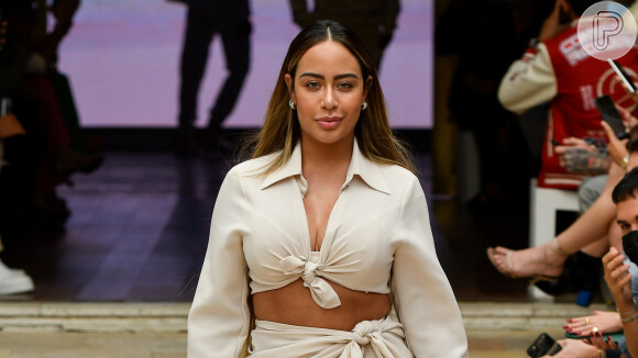 Irmã de Neymar, Rafaella Santos estreia nas passarelas do São Paulo Fashion Week, em 20 de novembro de 2021