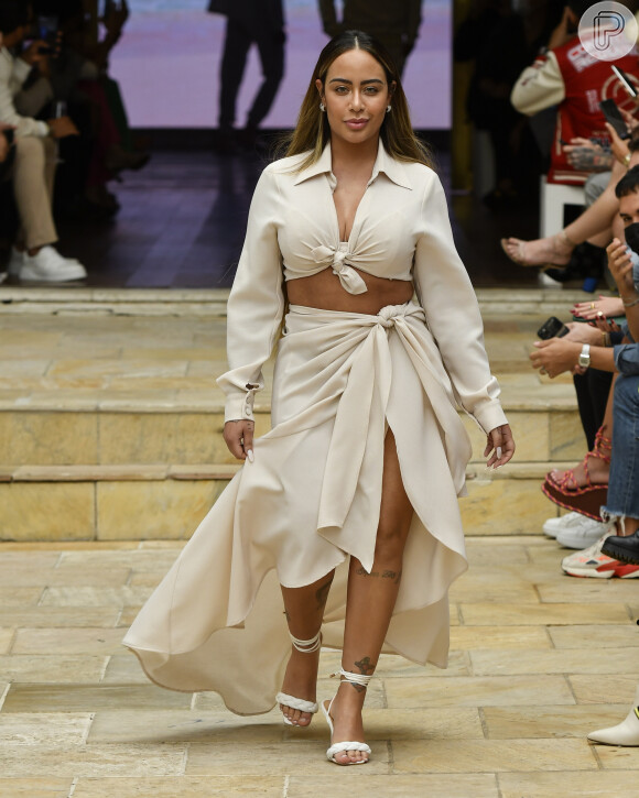 Rafaella Santos desfila no São Paulo Fashion Week com look monocromático da marca Baska