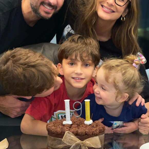 Claudia Leitte é agarrada pelos filhos ao sair de casa: 'Parte de mim sempre fica quando preciso ir'