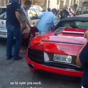 Roberto Carlos ficou 'à deriva' no meio da rua e foi flagrado por fãs