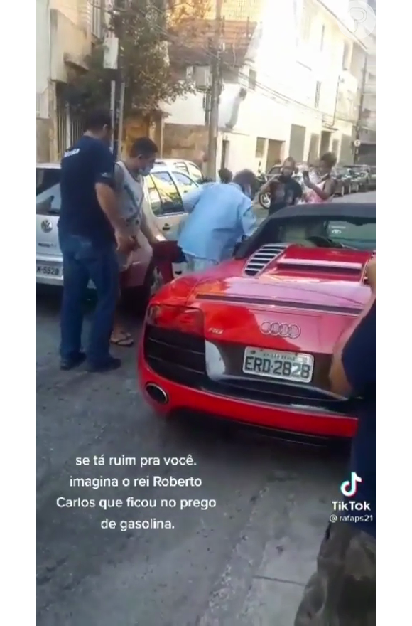 Roberto Carlos ficou 'à deriva' no meio da rua e foi flagrado por fãs