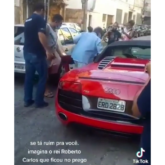 Roberto Carlos ficou 'à deriva' no meio da rua e foi flagrado por fãs