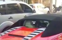 Roberto Carlos fica sem gasolina e deixa carro na rua