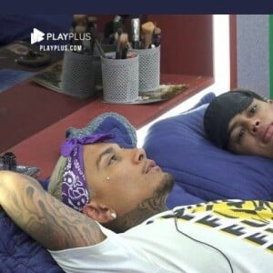 Primeira polêmica de Dynho e Sthe em 'A Fazenda 13' foi no início de outubro, quando os dois dividiram a cama e dormiram cara a cara