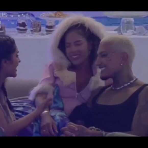 Mais de um mês depois, a relação de Dynho e Sthe em 'A Fazenda 13' foi ficando cada vez mais íntima e gerou controvérsias